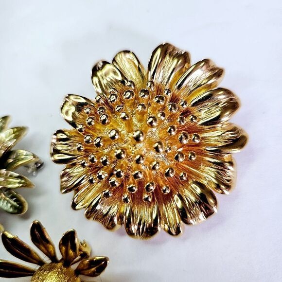 Vintage Set of Three Gold Tone Metal Floral Green Rhinestone Flower Brooch Pins - Picture 4 of 9
